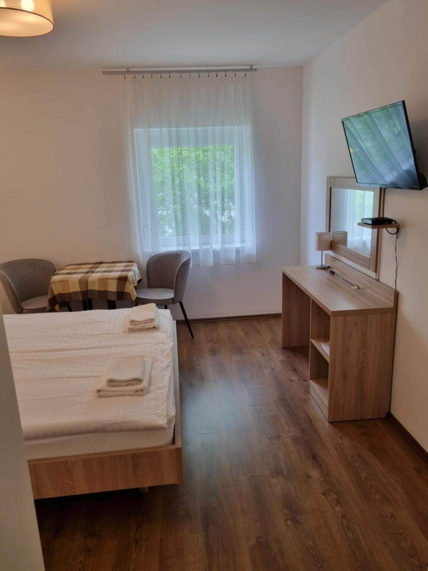 Adam Apartmanhaz Siófok Pokoj fotografie